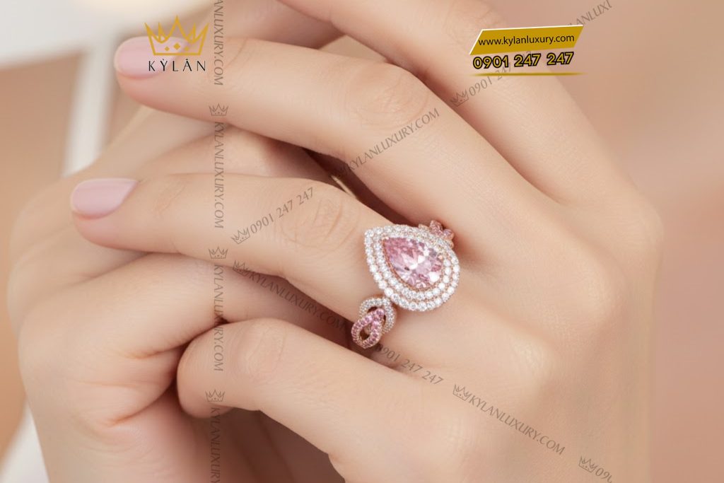 Nhẫn nữ vàng hồng Au750 đính kim cương và đá quý hồng 14 Kỳ Lân Luxury Nhan nu vang hong Au750 dinh kim cuong va da quy hong 8 1 Nhẫn nữ vàng hồng Au750 đính kim cương và đá quý hồng