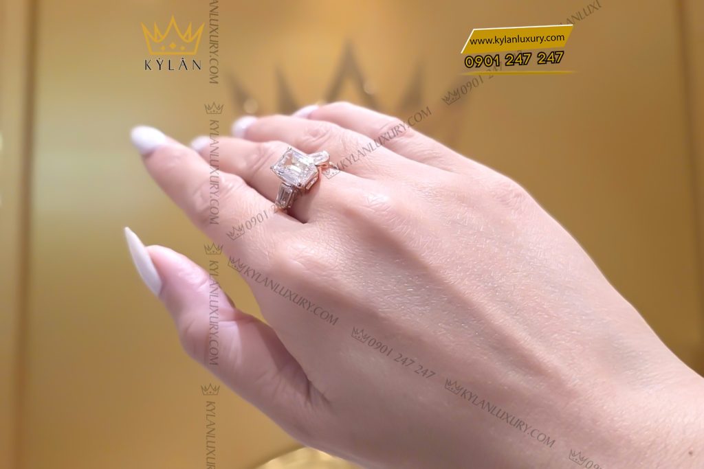 Nhẫn nữ vàng hồng Au750 đính viên chủ kim cương baguette