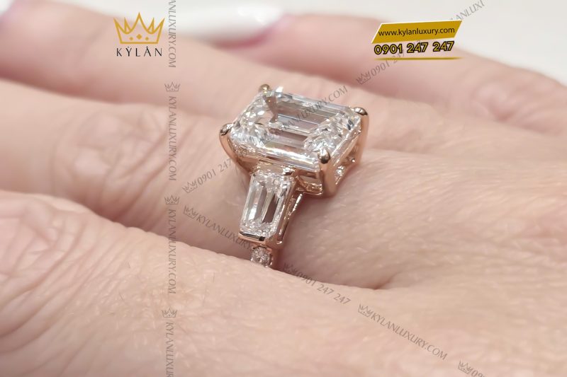 Nhẫn nữ vàng hồng Au750 đính viên chủ kim cương baguette
