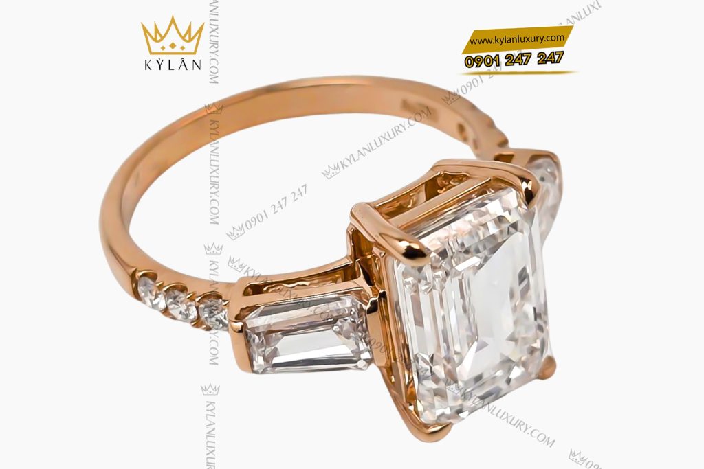 Kỳ Lân Luxury Nhan nu vang hong Au750 dinh vien chu kim cuong baguette 3 Nhẫn nữ vàng hồng Au750 đính viên chủ kim cương baguette