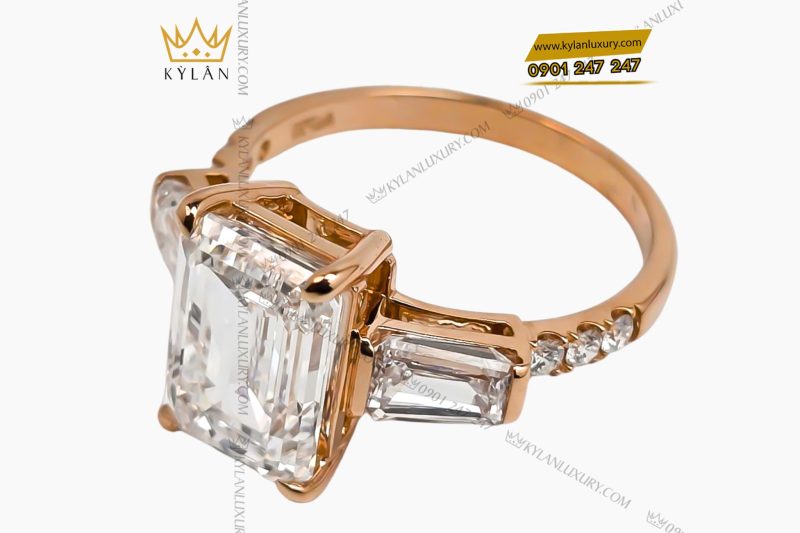 Nhẫn nữ vàng hồng Au750 đính viên chủ kim cương baguette