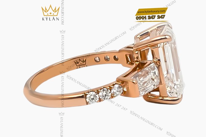 Nhẫn nữ vàng hồng Au750 đính viên chủ kim cương baguette