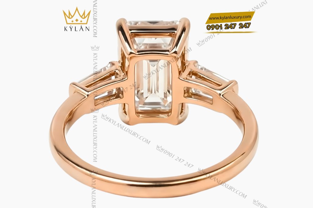 Kỳ Lân Luxury Nhan nu vang hong Au750 dinh vien chu kim cuong baguette 7 Nhẫn nữ vàng hồng Au750 đính viên chủ kim cương baguette