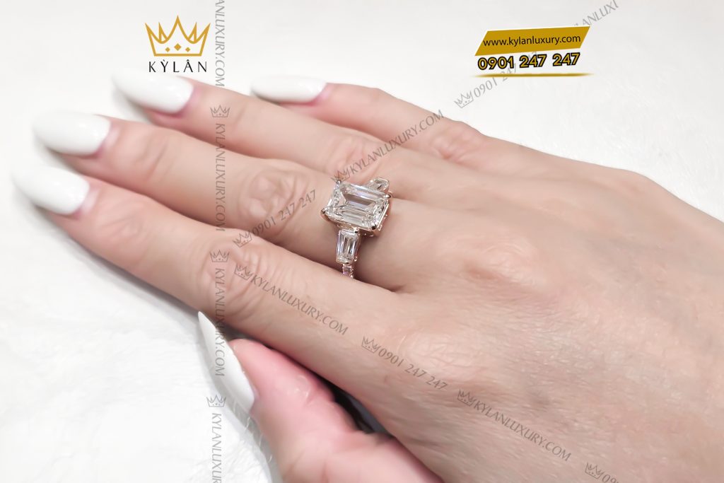 Nhẫn nữ vàng hồng Au750 đính viên chủ kim cương baguette