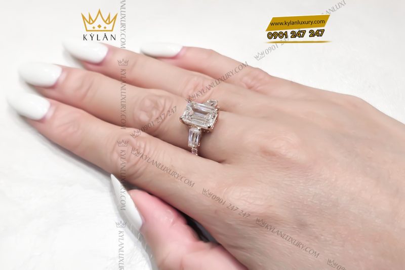 Nhẫn nữ vàng hồng Au750 đính viên chủ kim cương baguette