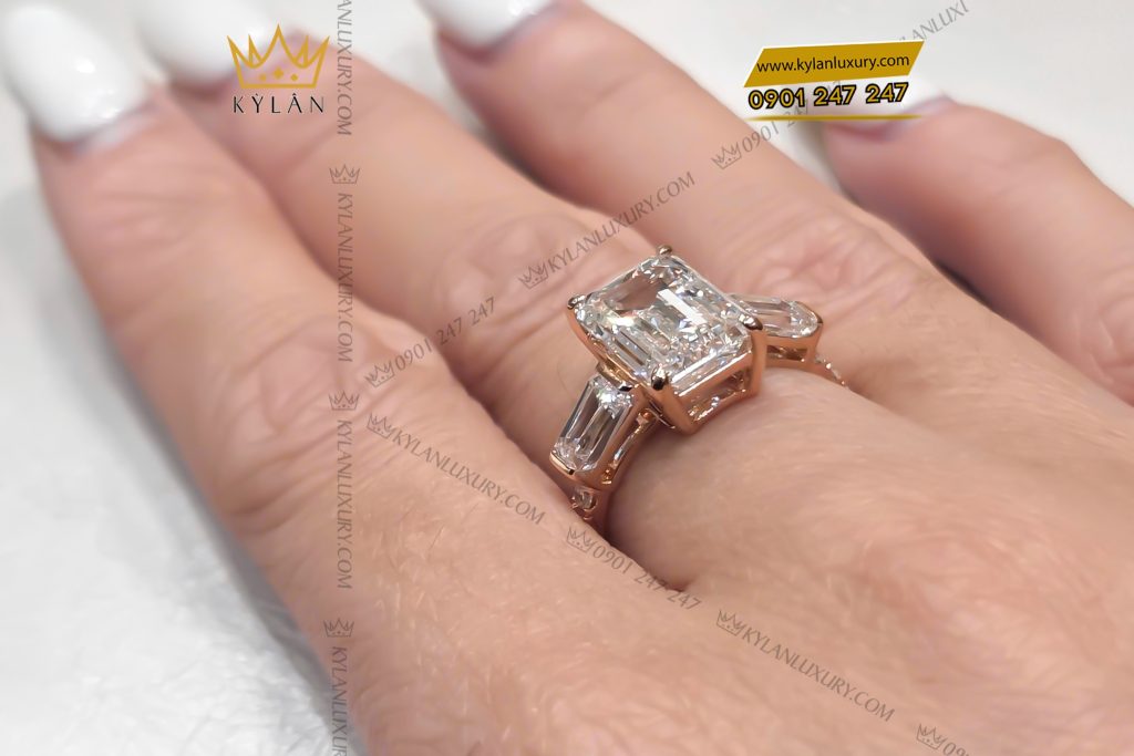 Kỳ Lân Luxury Nhan nu vang hong Au750 dinh vien chu kim cuong baguette 9 Nhẫn nữ vàng hồng Au750 đính viên chủ kim cương baguette