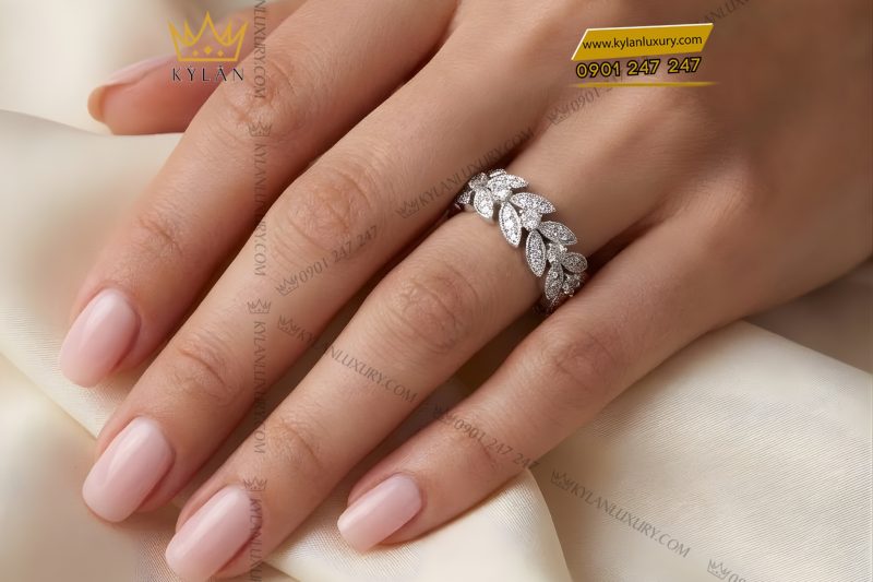 Nhẫn nữ vàng trắng Au750 đính kim cương