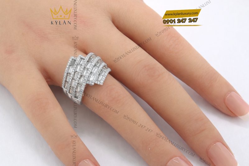 Nhẫn nữ vàng trắng Au750 đính kim cương baguette