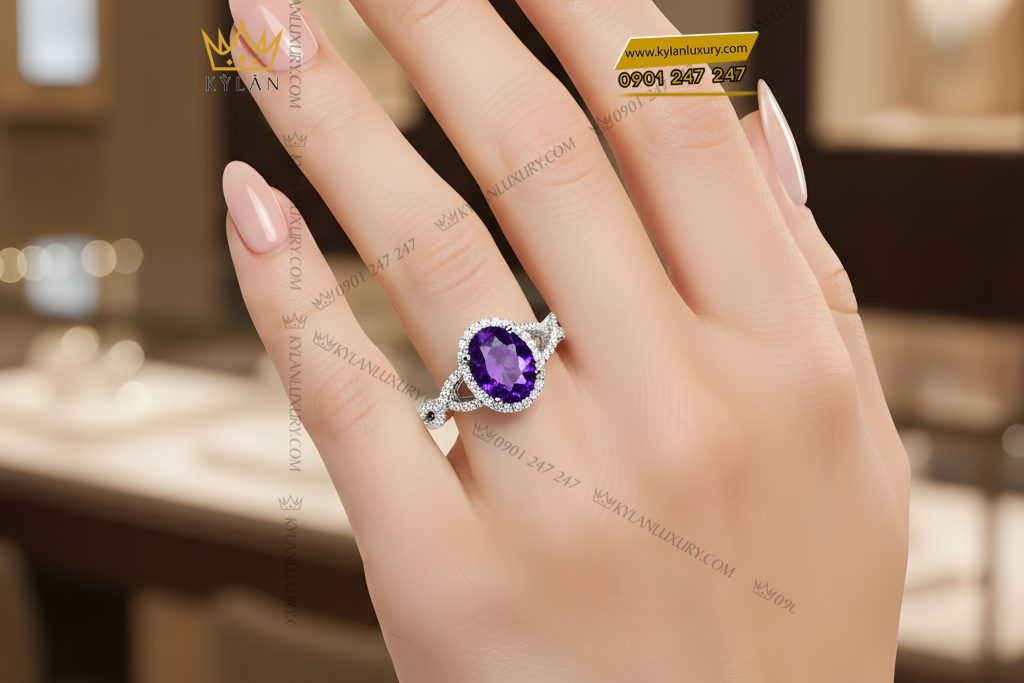 Nhẫn nữ vàng trắng Au750 đính kim cương và đá quý tím 15 Kỳ Lân Luxury Nhan nu vang trang Au750 dinh kim cuong va da quy tim 10 Nhẫn nữ vàng trắng Au750 đính kim cương và đá quý tím
