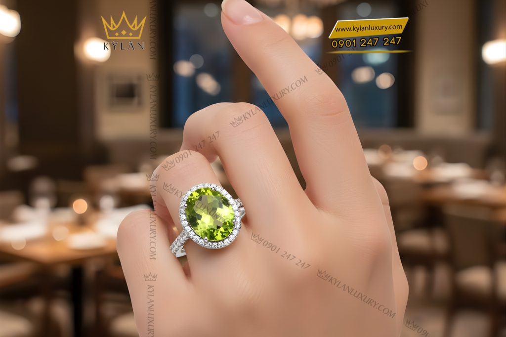 Nhẫn nữ vàng trắng Au750 đính kim cương và đá quý xanh 15 Kỳ Lân Luxury Nhan nu vang trang Au750 dinh kim cuong va da quy xanh 10 Nhẫn nữ vàng trắng Au750 đính kim cương và đá quý xanh