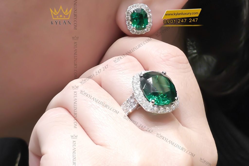 Kỳ Lân Luxury Nhan nu vang trang Au750 dinh kim cuong va da sapphire do 10 1 Nhẫn nữ vàng trắng Au750 đính kim cương và đá ngọc lục bảo