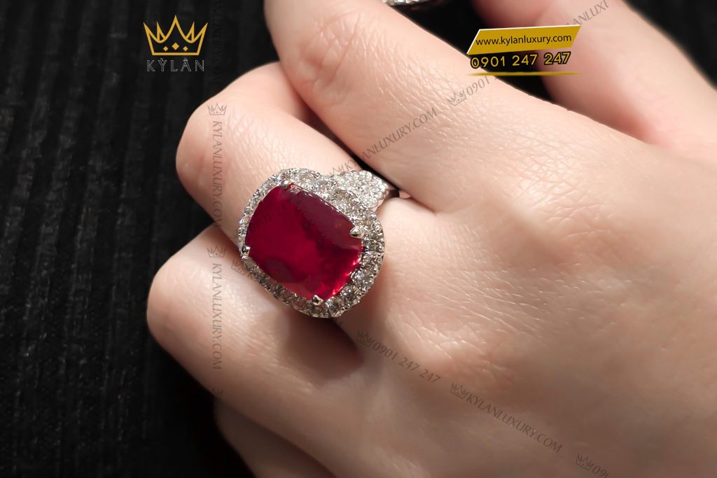 Nhẫn nữ vàng trắng Au750 đính kim cương và đá sapphire đỏ