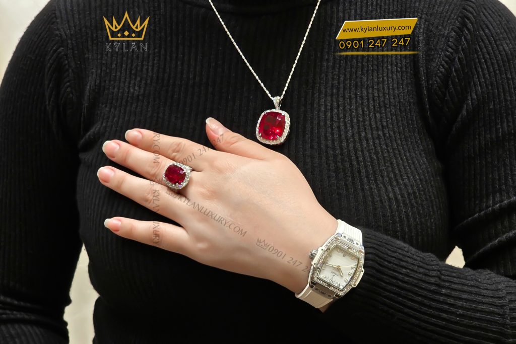 Kỳ Lân Luxury Nhan nu vang trang Au750 dinh kim cuong va da sapphire do 11 Nhẫn nữ vàng trắng Au750 đính kim cương và đá sapphire đỏ
