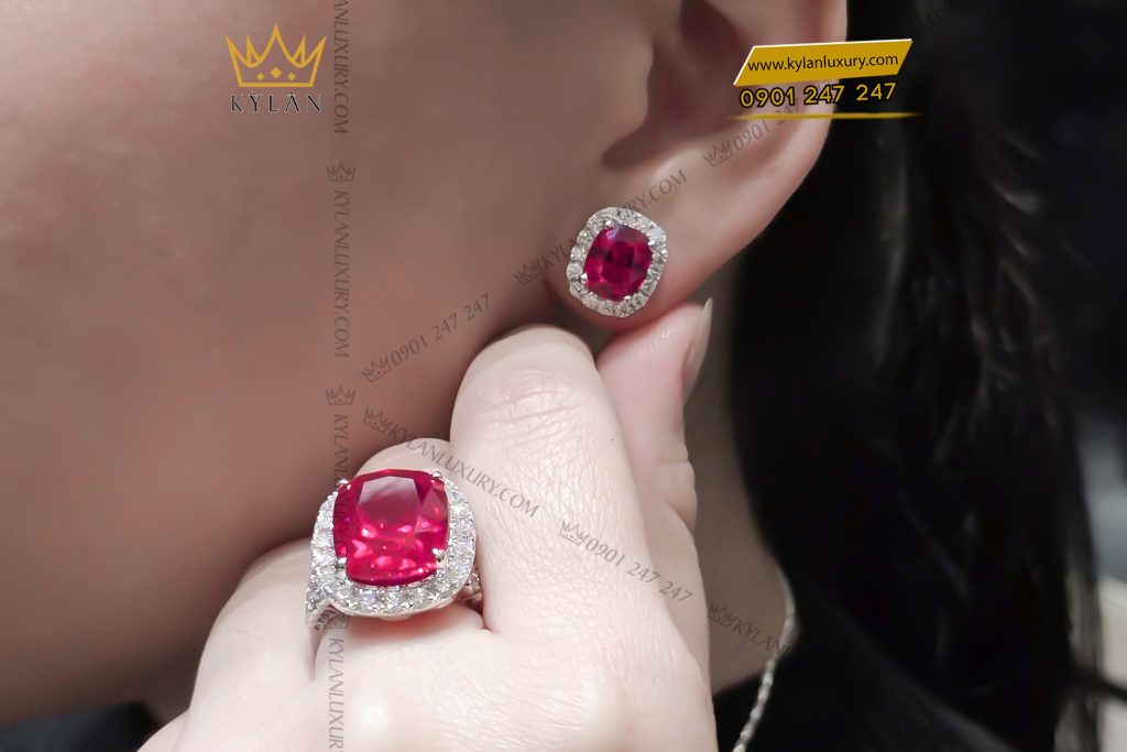Kỳ Lân Luxury Nhan nu vang trang Au750 dinh kim cuong va da sapphire do 13 Nhẫn nữ vàng trắng Au750 đính kim cương và đá sapphire đỏ