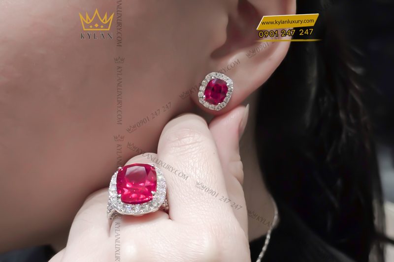 Nhẫn nữ vàng trắng Au750 đính kim cương và đá sapphire đỏ