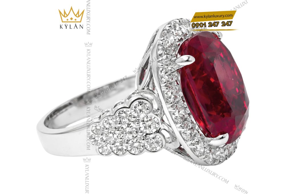 Kỳ Lân Luxury Nhan nu vang trang Au750 dinh kim cuong va da sapphire do 5 Nhẫn nữ vàng trắng Au750 đính kim cương và đá sapphire đỏ