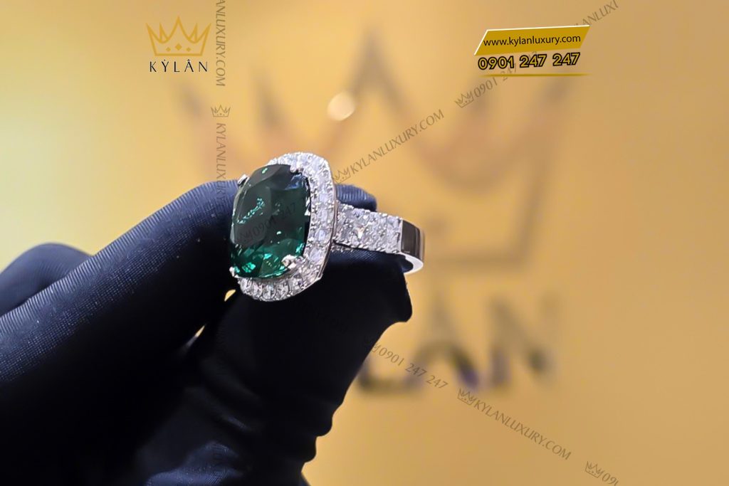 Kỳ Lân Luxury Nhan nu vang trang Au750 dinh kim cuong va da sapphire do 8 1 Nhẫn nữ vàng trắng Au750 đính kim cương và đá ngọc lục bảo