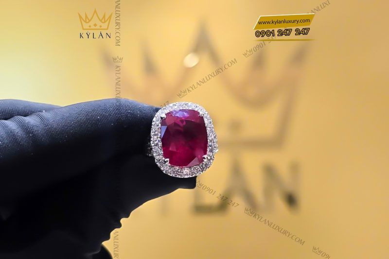 Nhẫn nữ vàng trắng Au750 đính kim cương và đá sapphire đỏ