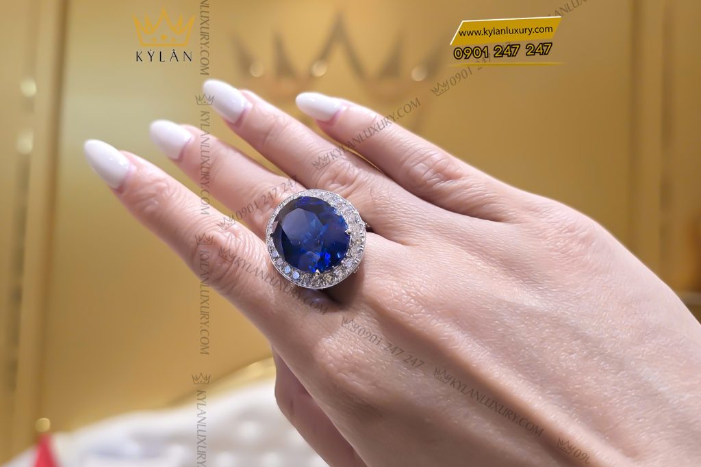 Nhẫn nữ vàng trắng Au750 đính kim cương và đá sapphire xanh 6 Nhẫn nữ vàng trắng Au750 đính kim cương và đá sapphire xanh