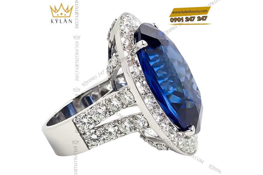 Nhẫn nữ vàng trắng Au750 đính kim cương và đá sapphire xanh 10 Kỳ Lân Luxury Nhan nu vang trang Au750 dinh kim cuong va da sapphire xanh 5 Nhẫn nữ vàng trắng Au750 đính kim cương và đá sapphire xanh