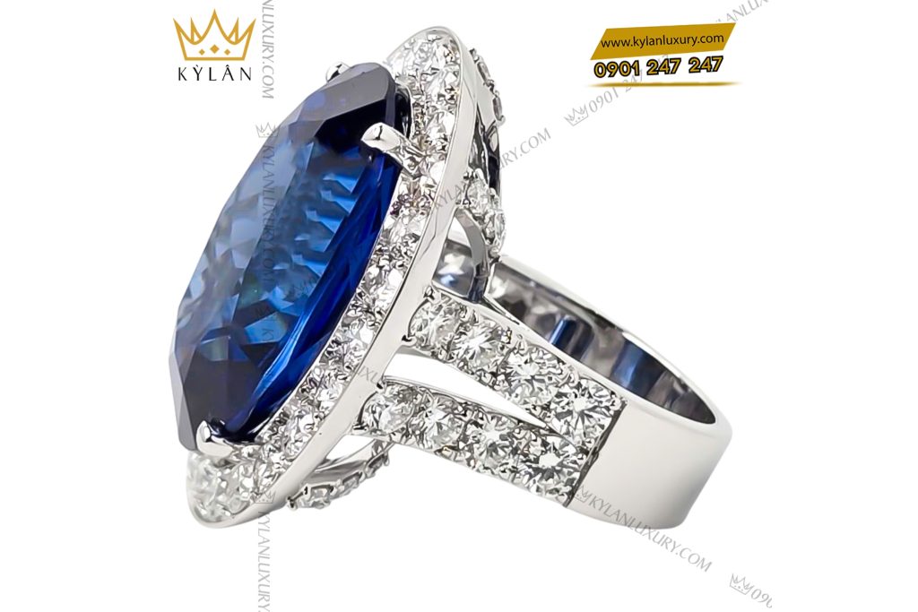 Nhẫn nữ vàng trắng Au750 đính kim cương và đá sapphire xanh 9 Kỳ Lân Luxury Nhan nu vang trang Au750 dinh kim cuong va da sapphire xanh 6 Nhẫn nữ vàng trắng Au750 đính kim cương và đá sapphire xanh