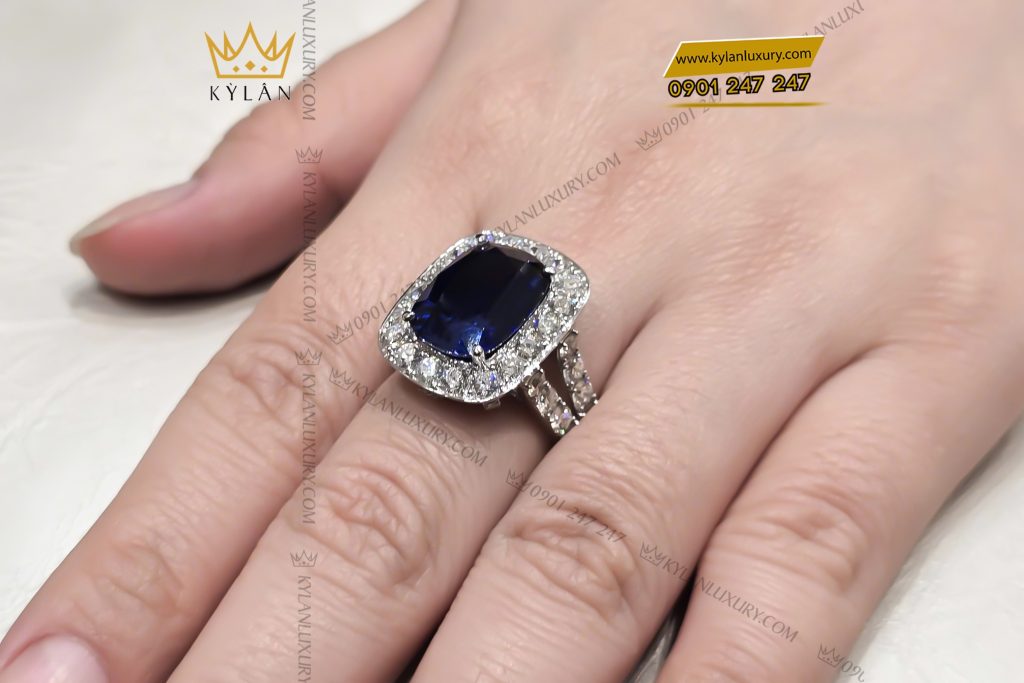 Kỳ Lân Luxury Nhan nu vang trang Au750 dinh kim cuong va da sapphire xanh 8 1 Nhẫn nữ vàng trắng Au750 đính kim cương và đá sapphire xanh