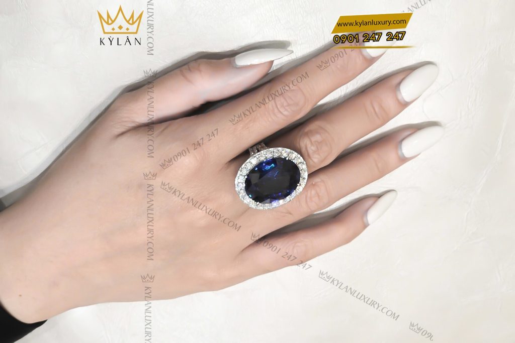 Nhẫn nữ vàng trắng Au750 đính kim cương và đá sapphire xanh 13 Kỳ Lân Luxury Nhan nu vang trang Au750 dinh kim cuong va da sapphire xanh 8 Nhẫn nữ vàng trắng Au750 đính kim cương và đá sapphire xanh