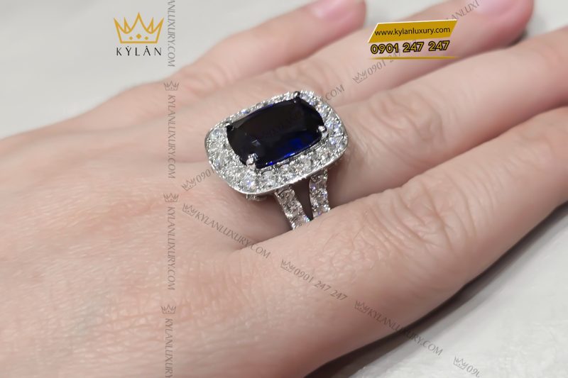 Nhẫn nữ vàng trắng Au750 đính kim cương và đá sapphire xanh