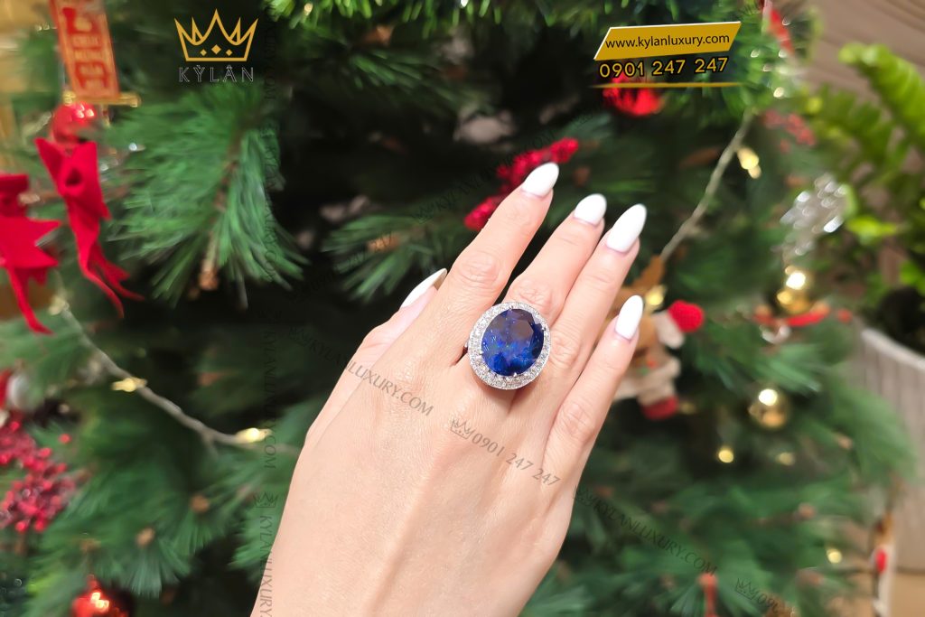 Nhẫn nữ vàng trắng Au750 đính kim cương và đá sapphire xanh 14 Kỳ Lân Luxury Nhan nu vang trang Au750 dinh kim cuong va da sapphire xanh 9 Nhẫn nữ vàng trắng Au750 đính kim cương và đá sapphire xanh