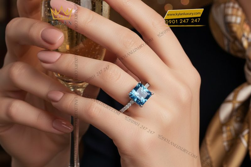 Nhẫn nữ vàng trắng Au750 đính kim cương và đá topaz
