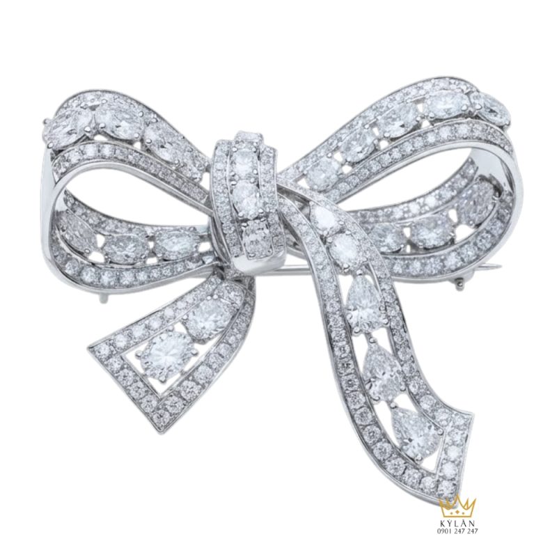 Nơ cài áo vàng trắng Au750 đính kim cương