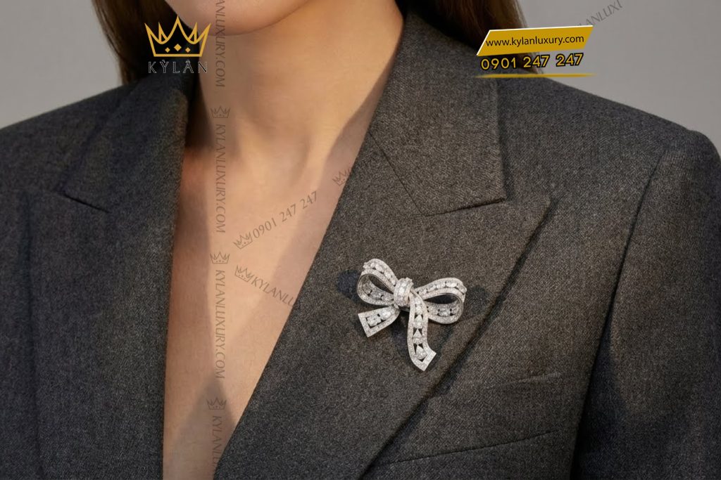 Nơ cài áo vàng trắng Au750 đính kim cương 14 Kỳ Lân Luxury No cai ao vang trang Au750 dinh kim cuong 6 Nơ cài áo vàng trắng Au750 đính kim cương