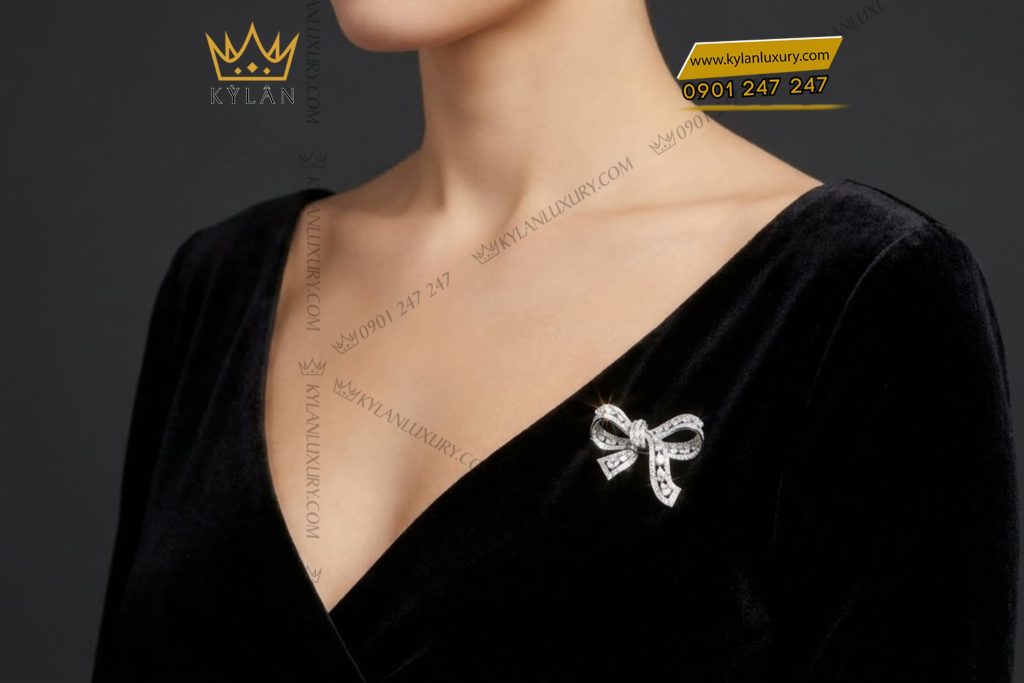 Nơ cài áo vàng trắng Au750 đính kim cương 6 Nơ cài áo vàng trắng Au750 đính kim cương