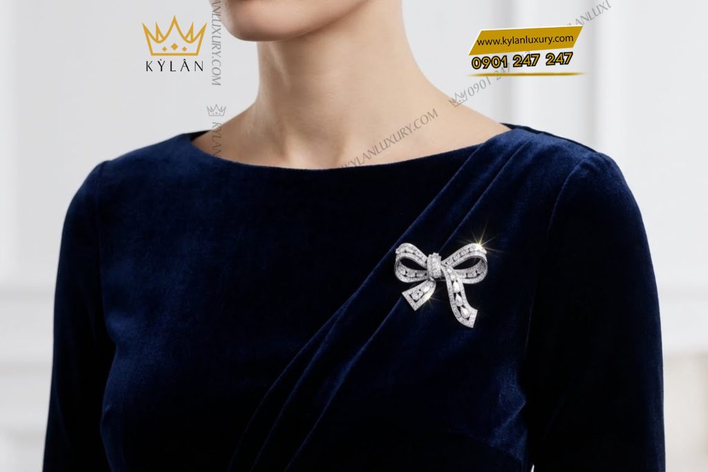 Nơ cài áo vàng trắng Au750 đính kim cương 4 Nơ cài áo vàng trắng Au750 đính kim cương