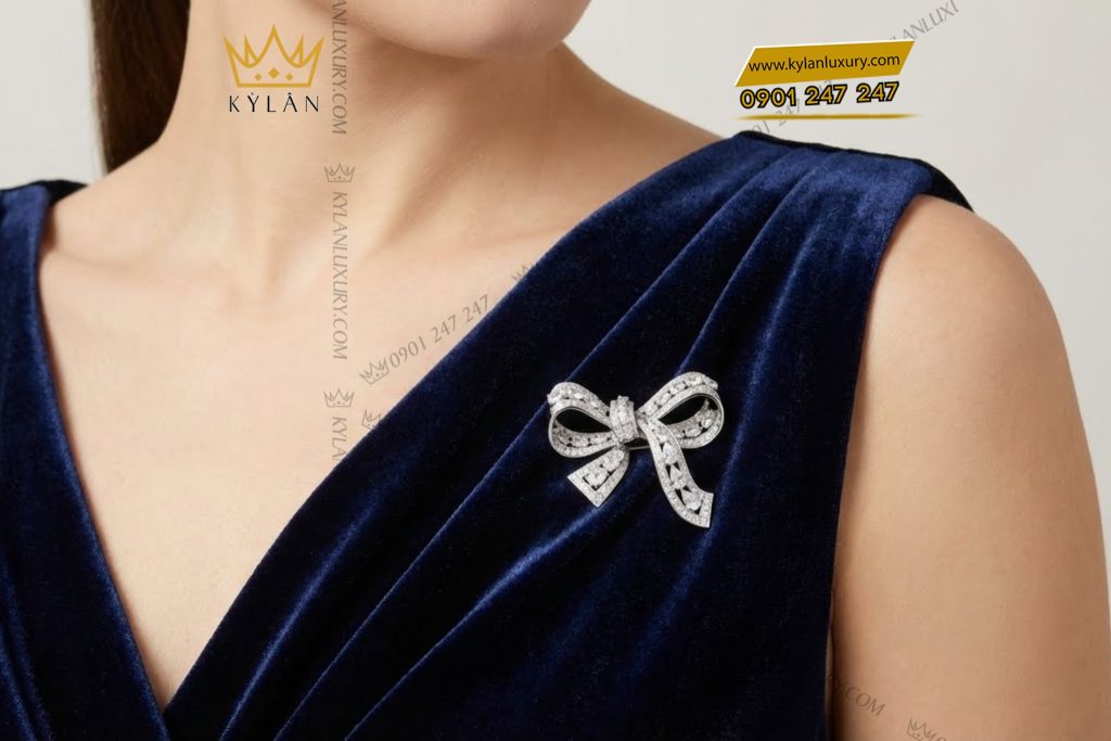 Nơ cài áo vàng trắng Au750 đính kim cương 13 Kỳ Lân Luxury No cai ao vang trang Au750 dinh kim cuong 9 Nơ cài áo vàng trắng Au750 đính kim cương