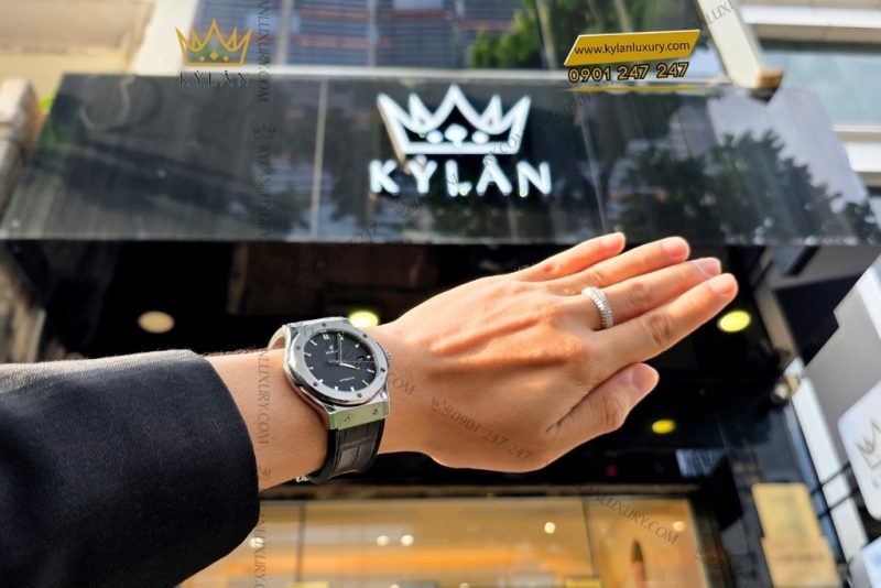 Đồng hồ Hublot Classic Fusion Titanium 38mm dây da cá