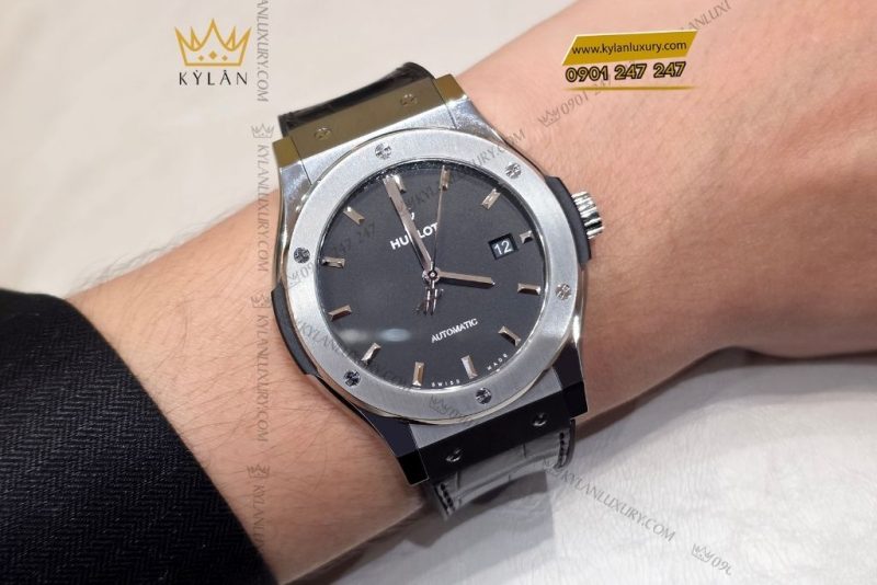 Đồng hồ Hublot Classic Fusion Titanium 38mm dây da cá