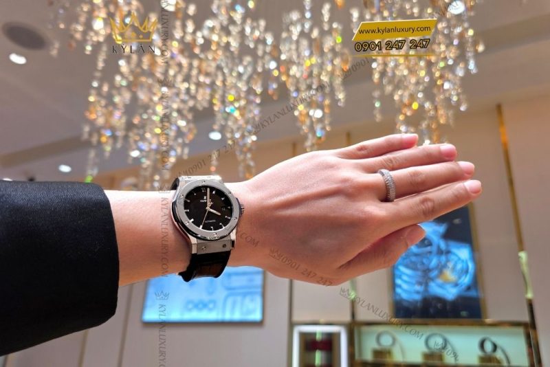 Đồng hồ Hublot Classic Fusion Titanium 38mm dây da cá