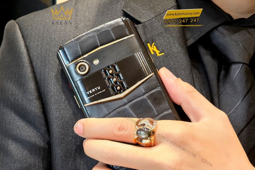 Kỳ Lân Luxury vertu aster p alligator custom vang hong dinh kim cuong 2 Điện thoại Vertu Aster P Alligator custom vàng hồng đính kim cương