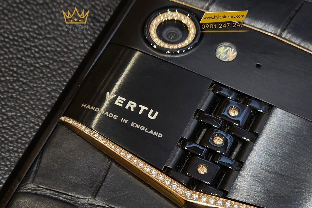 Kỳ Lân Luxury vertu aster p alligator custom vang hong dinh kim cuong 3 Điện thoại Vertu Aster P Alligator custom vàng hồng đính kim cương