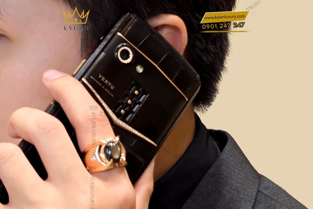 Kỳ Lân Luxury vertu aster p alligator custom vang hong dinh kim cuong 5 Điện thoại Vertu Aster P Alligator custom vàng hồng đính kim cương