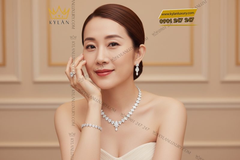 Bông tai vàng trắng Au750 đính kim cương