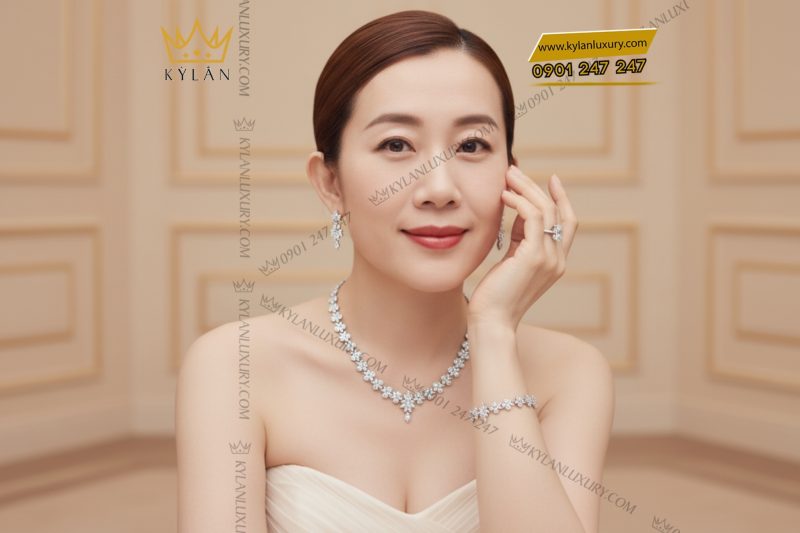 Bông tai vàng trắng Au750 đính kim cương