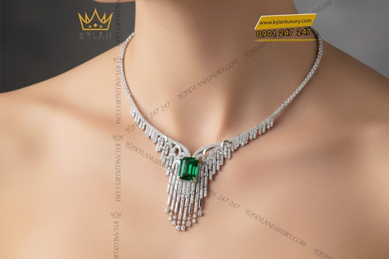 Dây chuyền vàng trắng Au750 đính kim cương và đá ngọc lục bảo