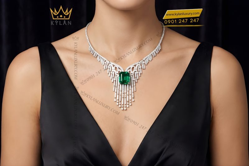 Dây chuyền vàng trắng Au750 đính kim cương và đá ngọc lục bảo
