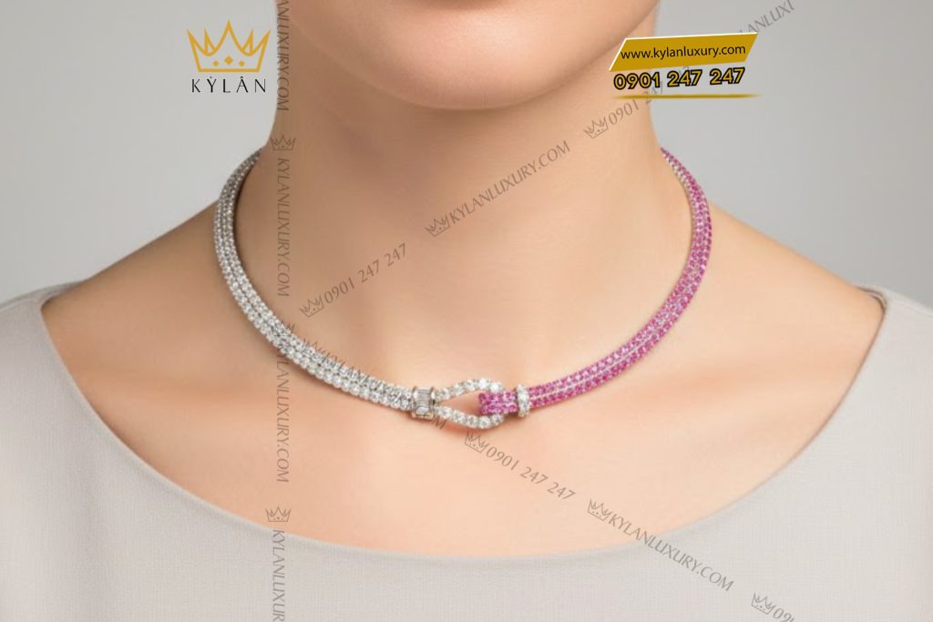 Dây chuyền vàng trắng Au750 đính kim cương và đá quý hồng 12 Kỳ Lân Luxury Day chuyen vang trang Au750 dinh kim cuong va da quy hong 7 1 Dây chuyền vàng trắng Au750 đính kim cương và đá quý hồng