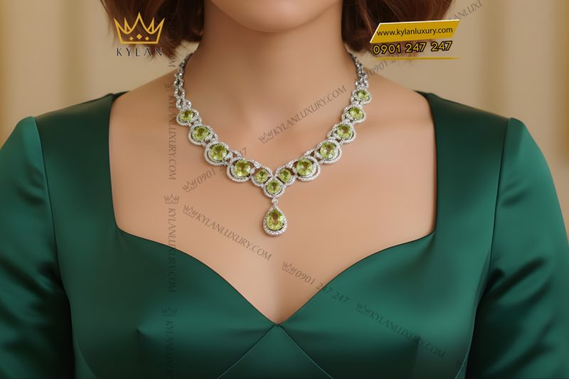 Dây chuyền vàng trắng Au750 đính kim cương và đá quý xanh