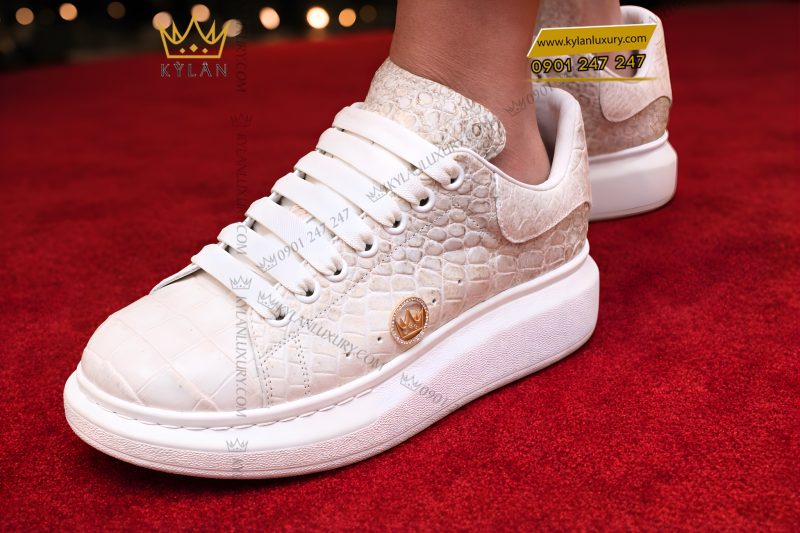 Giày bata da cá Alligator trắng đính logo vương miện vàng Au750 và kim cương