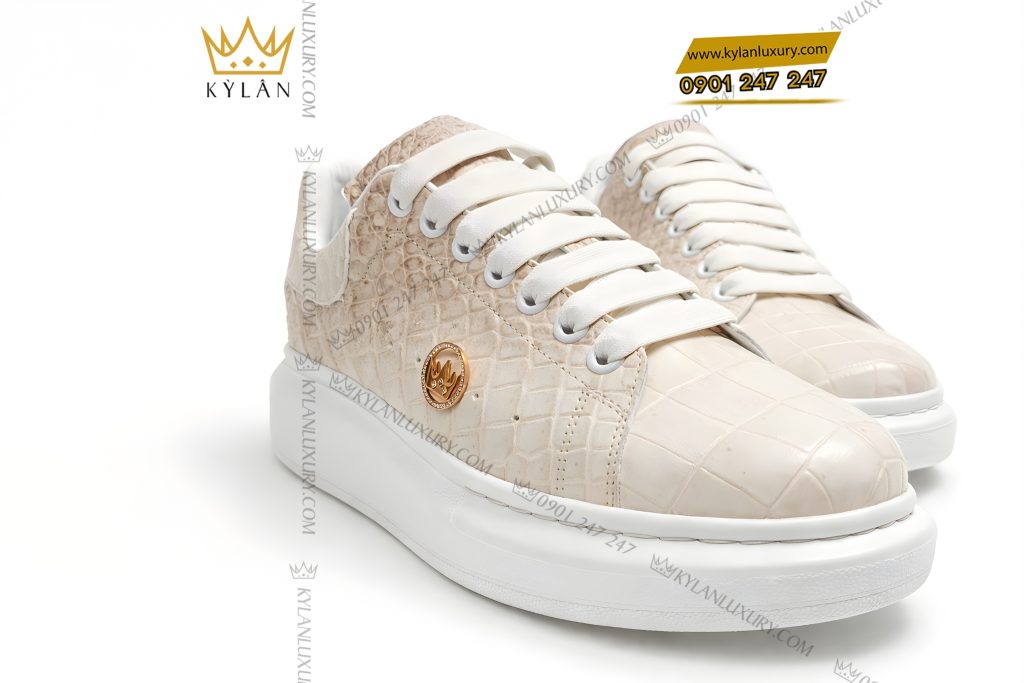 Giày bata da cá Alligator trắng đính logo vương miện vàng Au750 và kim cương