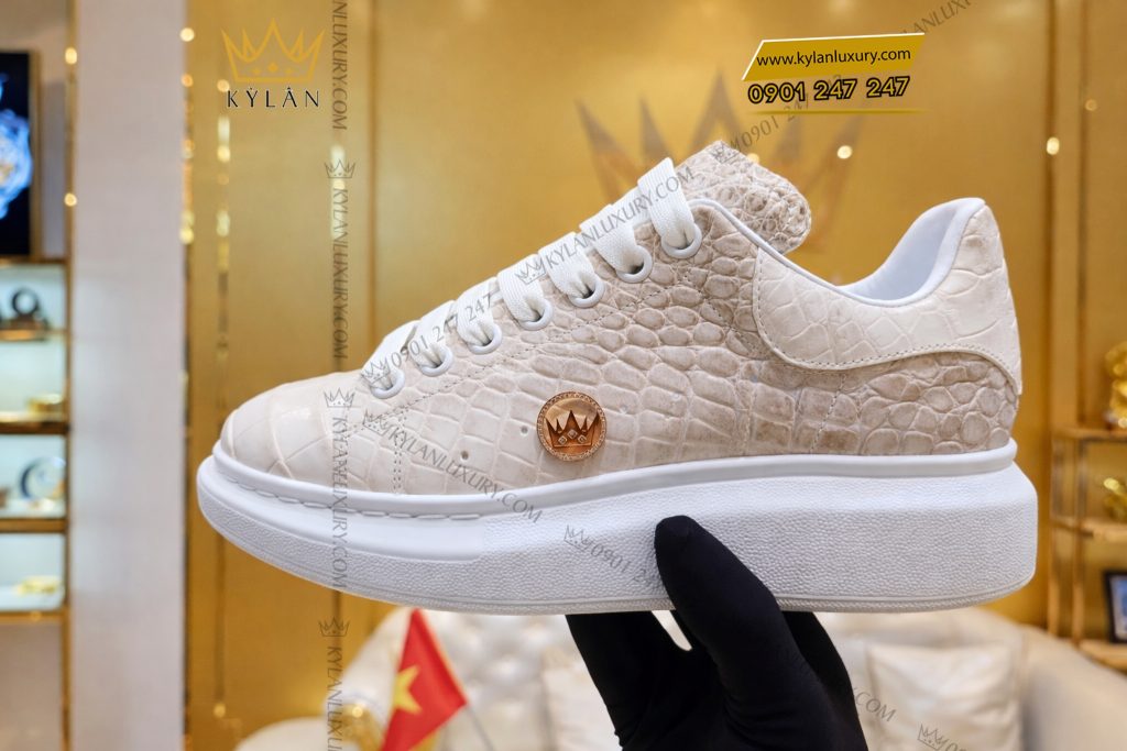 Giày bata da cá Alligator trắng đính logo vương miện vàng Au750 và kim cương